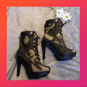 🍂🍃Camo Heel Booties🍃🍂
